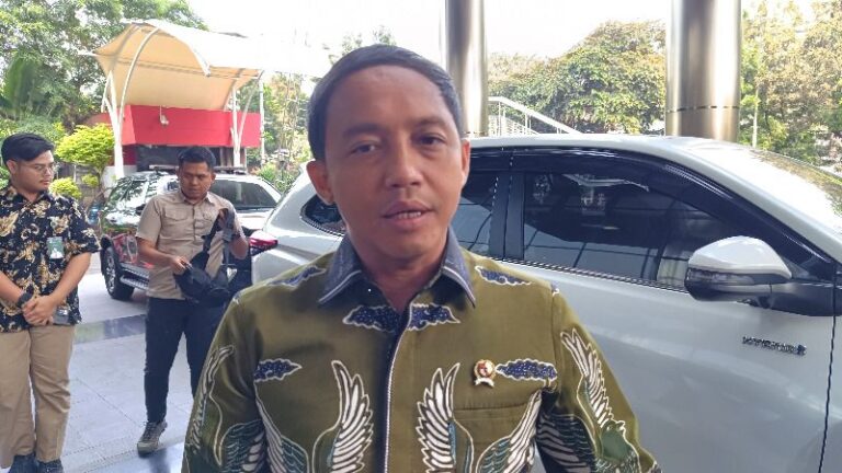 https://trenzviral.com/profil-raja-juli-sosok-menhut-yang-jadi-sorotan-publik