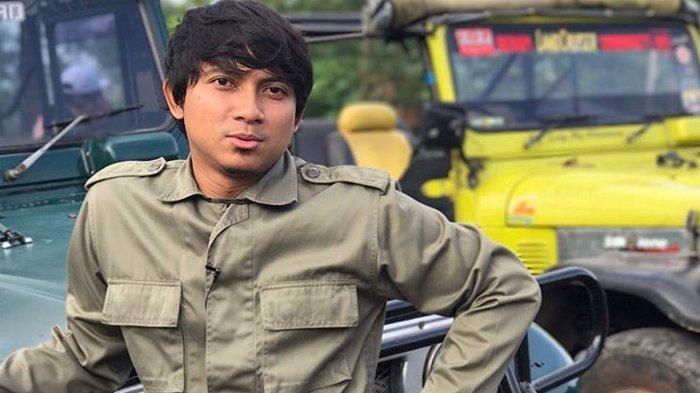 https://trenzviral.com/aden-bajaj-berubah-dari-dunia-hiburan-ke-jalan-hijrah-yang-menyentuh-hati