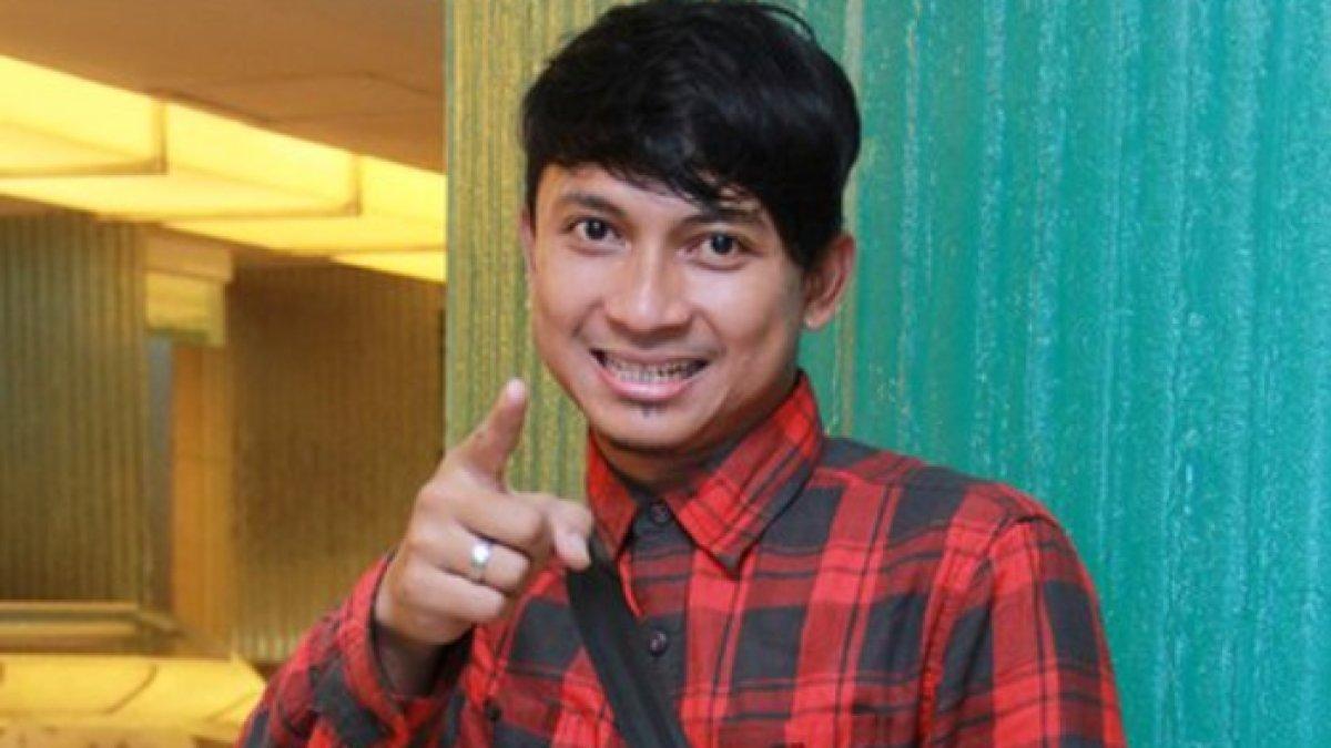 https://trenzviral.com/aden-bajaj-berubah-dari-dunia-hiburan-ke-jalan-hijrah-yang-menyentuh-hati