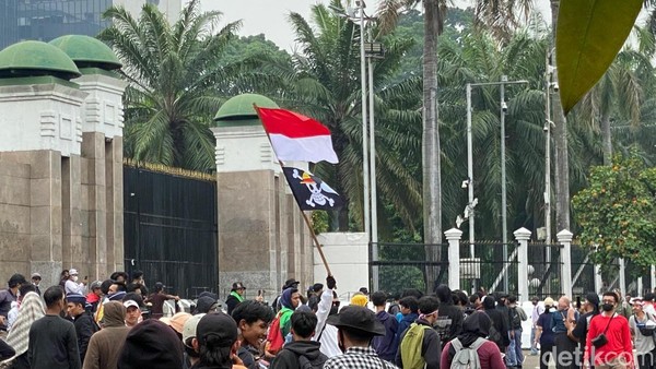 https://trenzviral.com/bendera-one-piece-ketika-tengkorak-bajak-laut-menggema-di-hati-anak-bangsa