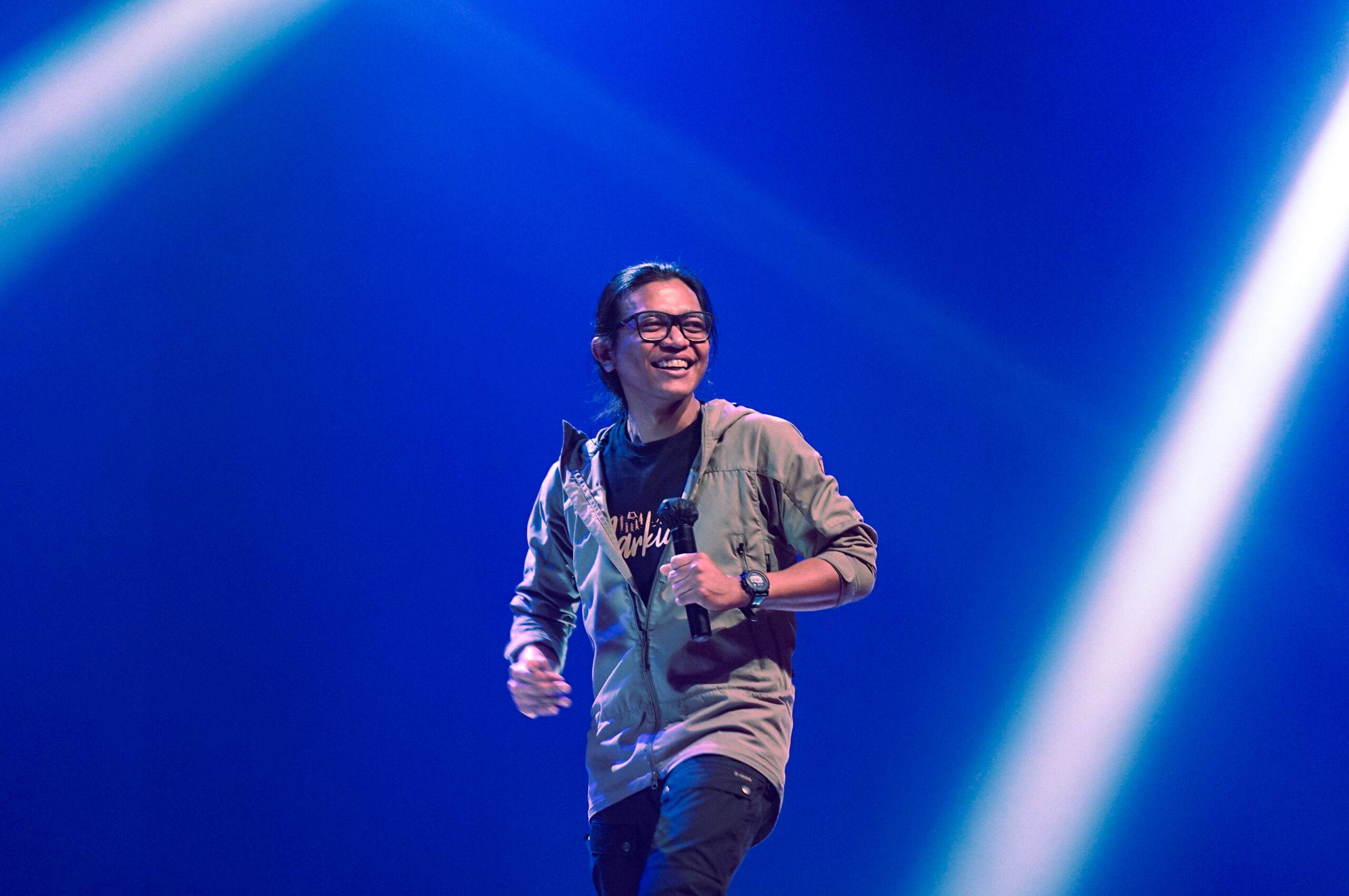 https://trenzviral.com/profil-dzawin-nur-dari-panggung-stand-up-ke-kreator-multitalenta