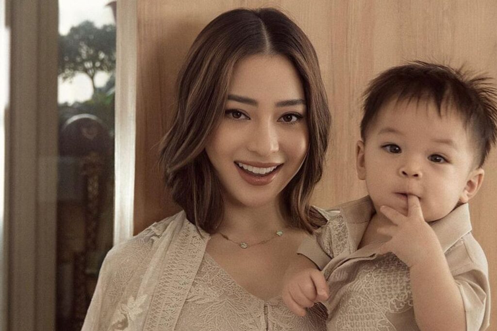 https://trenzviral.com/nikita-willy-berikan-buku-warna-kontras-untuk-bayinya-inilah-manfaat-cerita-di-baliknya