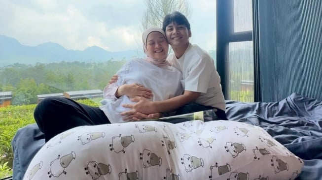 https://trenzviral.com/kebahagiaan-bintang-emon-dan-alca-octaviani-sambut-anak-pertama
