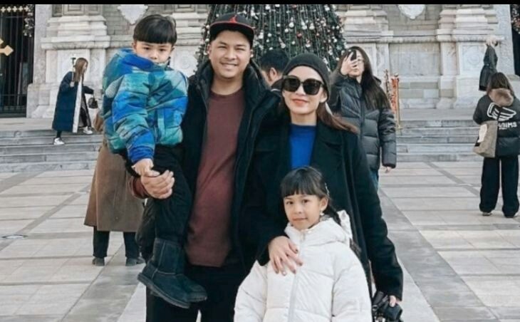 https://trenzviral.com/chelsea-dan-glenn-anniversary-ke-10-romansa-cinta-dan-keluarga-harmonis
