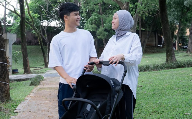 https://trenzviral.com/kebahagiaan-bintang-emon-dan-alca-octaviani-sambut-anak-pertama
