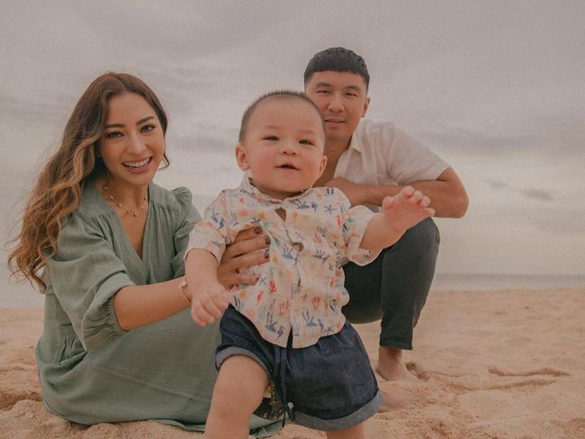 https://trenzviral.com/nikita-willy-berikan-buku-warna-kontras-untuk-bayinya-inilah-manfaat-cerita-di-baliknya