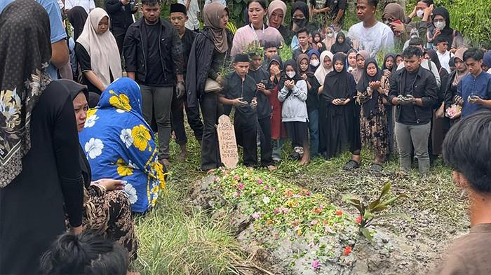 https://trenzviral.com/oca-fahira-meninggal-usai-wisuda-duka-mendalam-di-kalbar